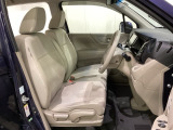 女性でも運転がしやすいように、シートの高さ調整機能(シートリフター)がついています。運転席と助手席の間が空いている為、助手席側への移動がスムーズです。交通量の多い道でも助手席側から乗り降りができます。