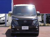 LEDヘッド&LEDフォグランプ搭載!明るくクリアな視界を確保して、安全運転を支援します。本革巻ステアリング、両側オートスライドドア、15インチアルミ、前後ドラレコ、シートヒーターなど豪華装備満載!