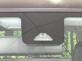 【スマートアシスト】走行中に前方の車両等を認識し、衝突しそうな時は警報とブレーキで衝突回避と被害軽減をアシスト。より安全にドライブをお楽しみいただけます。