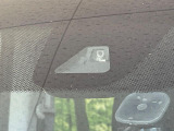 【ホンダセンシング】走行中に前方の車両等を認識し、衝突しそうな時は警報とブレーキで衝突回避と被害軽減をアシスト。より安全にドライブをお楽しみいただけます。