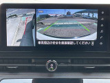 上から見下ろしているような視点で周囲が確認できるアラウンドビューモニターです。上から見下らしているような映像によって縦列駐車もラクラク、駐車が苦手な人の強い味方です!