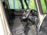 運転席まわりには十分なスペースがあり、大柄な方でもゆったり運転していただける環境です。
