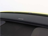 【harman/kardon】5つのスピーカーを内蔵したサウンドバーにより、ドライバーを包み込む音場を実現しました。また、洗練されたミニマルデザインは、キャビンをスタイリッシュに彩ります。