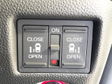【両側パワースライドドア】スマートキーや運転席のスイッチで後席両側スライドドアの開閉が可能♪電動だから力を入れてドアを開ける必要が無く、小さなお子様でも簡単に開け閉めでき快適です♪