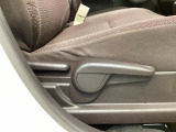 シートハイトアジャスターが付いているので運転姿勢を調整するのに便利ですね。身長に合ったシートポジションは安全運転や疲労軽減にもつながります。