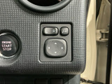 狭い駐車場で便利な電動格納ドアミラーが付いています。