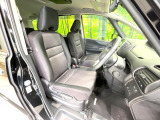 運転席まわりには十分なスペースがあり、大柄な方でもゆったり運転していただける環境です。