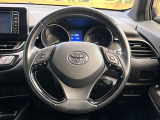 インテリアに合わせたデザインのステアリングは、運転される方のことも考え、運転しやすい形状、大きさです。是非一度、実際に触ってお確かめください。