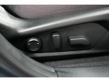 &rdquo;電動シートを装備。お客様に安全に運転頂けるよう座席の位置、座面の上げ下げやリクライニングの加減も細やかな設定を可能にしました。&rdquo;