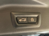 電動パワーゲートです。開閉がボタン1つで開け閉め行えます。また、状況に応じてのトランクハッチ開閉量を簡単に設定可能です。スマートオープナーも便利な機能です。ぜひお試しください。