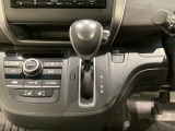 CVT車のセレクトレバーです。低速から高速まで、変速ショックのないスムーズな走りを実現するとともに、エンジン効率のよい領域を維持することで燃費にも貢献します。