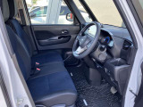 広々としたガラスエリアで周りがよく見渡せるので、小柄な方でも運転しやすい見晴らしのいい運転席