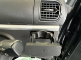 運転席側ワンプッシュ式オートオープンカップホルダー。