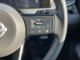 プロパイロットスイッチ。高速道路での、単調な&rdquo;渋滞走行&rdquo;と長時間の&rdquo;巡航走行&rdquo;。この2つのシーンで、ドライバーに代わってアクセル、ブレーキ、ステアリングを自動で制御。