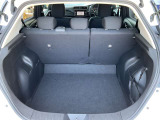 バックドアは大きく開きます。定員乗車時でも十分広いラゲッジスペースを確保しています。