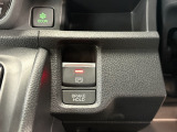 電子パーキングに加えてブレーキホールドシステムを装備しておりますので、信号待ちや踏み切り待ちでもブレーキを踏まずに停止できます!発進する際はアクセルを踏むだけですので渋滞時などはかなり楽ですね!