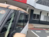 雨の日も便利なバイザー付き