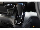 インパネシフトだから視線の移動も少なく足元もスッキリ♪運転席もゆったりしているのでゆとりを持ってドライブできますね!