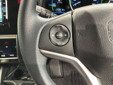 ステアリングにオーディオ操作スイッチが付いています。オーディオ画面に直接タッチしなくても操作が出来ますので、運転に集中できます。