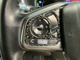 ステアリングにオーディオ操作スイッチが付いています。オーディオ画面に直接タッチしなくても操作が出来ますので、運転に集中できます。