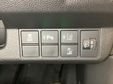 ハンドルの右側にはヘットライトリベライザーとHondaセンシング用のメインスイッチがついています。ヘッドライトリベライザーは道路状況や積荷の加重に応じてライトの高さを調節できます。