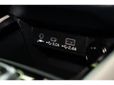 小物の収納に便利なセンタートレイには携帯等のデバイスの充電可能なUSB出力電源付です。