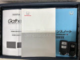 スマートキーは鍵をバッグに入れたままでもドアロックの開閉やエンジンのON・OFFができます。夜間や雨の日も鍵を探さなくて良いので便利です。