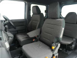 運転席はクッション性に優れています。長時間運転でも負担が少なく、乗用車感覚でお乗りいただけます。