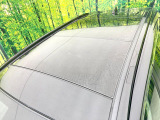 【サンルーフ】開放感たっぷりの希少装備、サンルーフが装着されています!車内に明かりを取り入れたり景色を楽しむ以外にも、車内の空気も簡単に換気できて快適です!