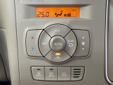 【オートエアコン】一度お好みの温度に設定すれば、車内の温度を検知し風量や温度を自動で調整。暑い&hellip;寒い&hellip;と何度もスイッチ操作をする必要はありません。快適な車内空間には必須の機能ですね♪