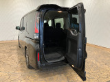 【わくわくゲート】後ろのドアをヨコに開ければ、車の後ろに余裕の無い駐車場でも荷物の積みおろしがラクラクです!3列目シートから乗り降りする時にも便利ですよ♪