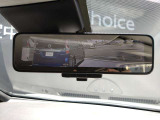 スマートルームミラーは、車両後方のカメラ映像をミラー面に映し出すので、同乗者や積み荷などの車内状況や、天候などに影響されずいつでもクリアな後方視界が得られます。