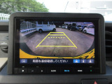 バックカメラの画像です。ガイドラインがスムースな車庫入れをサポートいたします。車庫入れの安心感がアップしますね。