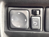 【電動格納ミラー】サイドミラーは電動格納式となっており、狭い駐車場でもキズがつくリスクを抑えられます。