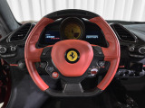 インテリアは落ち着きのあるBlu Scuroを基調としつつ、ステアリングなどにRosso Ferrariのレザーをあしらうことで大人の色気の漂う空間に仕上がっております。