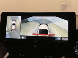 複数のカメラの映像をもとに、クルマを真上から見ているような映像をドライバーに提供し駐車をサポートする機能です。