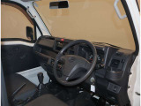 オシャレなインテリアで運転する気分も盛り上がりますよね^^