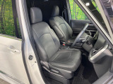 運転席まわりには十分なスペースがあり、大柄な方でもゆったり運転していただける環境です。
