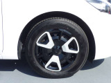 【タイヤ】マツダ純正のホイールキャップ搭載♪お車の足元を上質に演出してくれます。キャップを外したら、積雪時のチェーン装着も安心して取り付け可能です!
