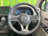インテリアに合わせたデザインのステアリングは、運転される方のことも考え、運転しやすい形状、大きさです。是非一度、実際に触ってお確かめください。