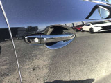 スマートキーを所持している状態でロックボタンを押すと、車両すべてのドアの解錠や施錠を行うことが出来ます。