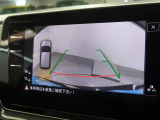 ギアをリバースに入れると車両後方の映像を映し出します。画面にはガイドラインが表示され、車庫入れや縦列駐車などの際に安全確認をサポートします。