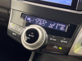 【オートエアコン】一度お好みの温度に設定すれば、車内の温度を検知し風量や温度を自動で調整。暑い&hellip;寒い&hellip;と何度もスイッチ操作をする必要はありません。快適な車内空間には必須の機能ですね♪
