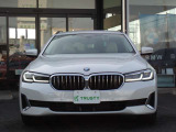 BMW在庫保有台数常時100台以上!ご来店の際はBMW本店(厚木市下荻野140-1)にご来店ください!弊社自慢の全天候型ショールーム!BMW在庫保有台数常時100台以上ございます!