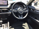 ドライバーが心に余裕をもって運転に集中できること、助手席や後席からもすっきりと前を見通せる空間の起点となり、全員が安心してドライブを楽しめることをモットーにシンプルなレイアウトとなっています。