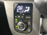 【オートエアコン】一度お好みの温度に設定すれば、車内の温度を検知し風量や温度を自動で調整。暑い&hellip;寒い&hellip;と何度もスイッチ操作をする必要はありません。快適な車内空間には必須の機能ですね♪