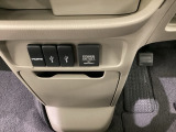 アクセサリーソケットの他に、音源などの外部入力の可能なUSB端子などがついています。周辺には物が置けるボックスもついています。