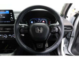 運転中もハンドルでの操作が可能です。特に高速道路等の目が離せない運転時には、便利さだけでなく、安全性も兼ね備えております。