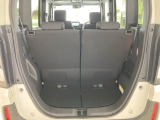 フル乗車でもしかっり荷物を収納できるラゲッジスぺ-スです。普段の買い物でもしかっり積める十分な荷室スペ-スが確保されています。