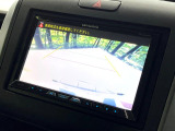 【バックカメラ】駐車時に後方がリアルタイム映像で確認できます。大型商業施設や立体駐車場での駐車時や、夜間のバック時に大活躍!運転スキルに関わらず、今や必須となった装備のひとつです!